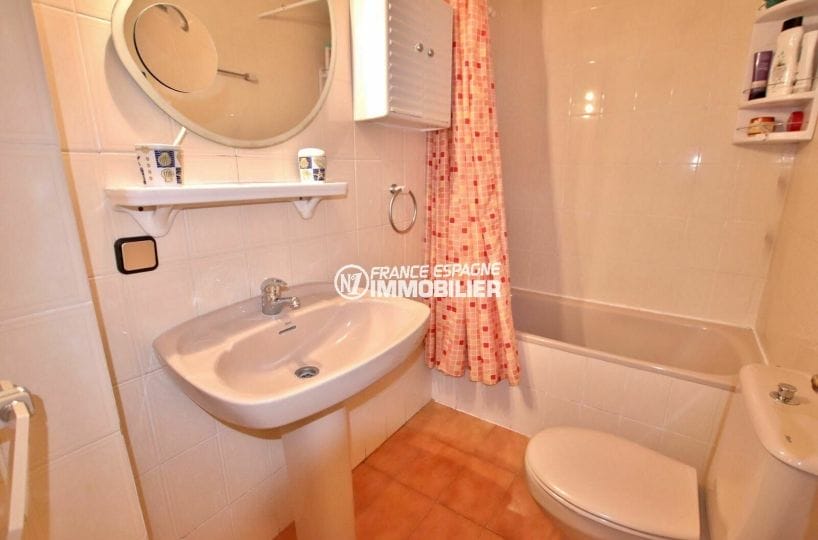 agence immobiliere roses: appartement 34 m², salle de bains avec wc