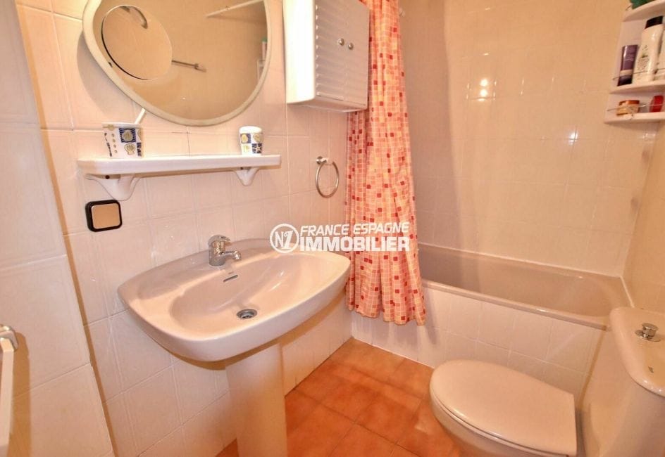 agence immobiliere roses: appartement 34 m², salle de bains avec wc