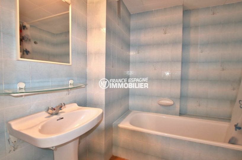agence immobilière costa brava: appartement 83 m², salle de bains avec baignoire et lavabo