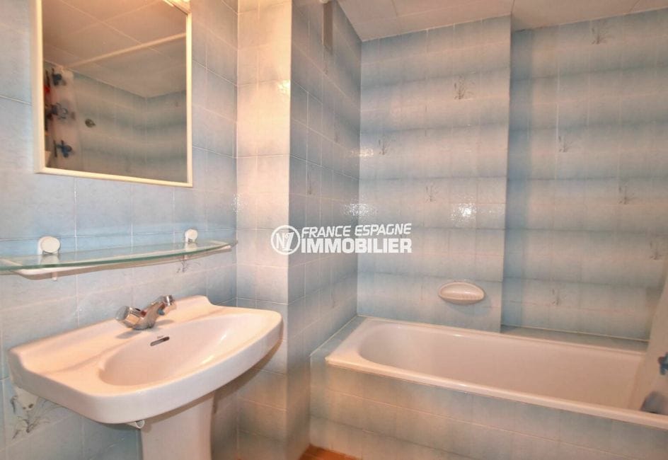 agence immobilière costa brava: appartement 83 m², salle de bains avec baignoire et lavabo