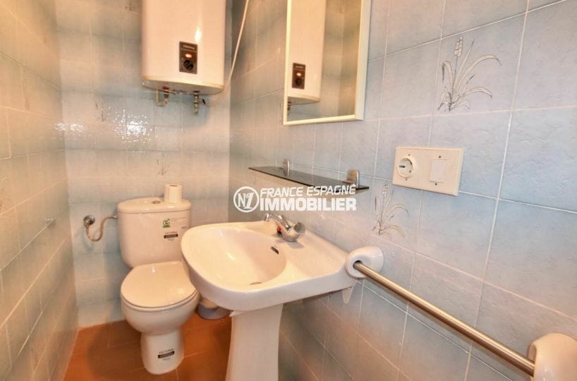 appartement empuriabrava, appartement 83 m², toilettes indépendantes avec lavabo