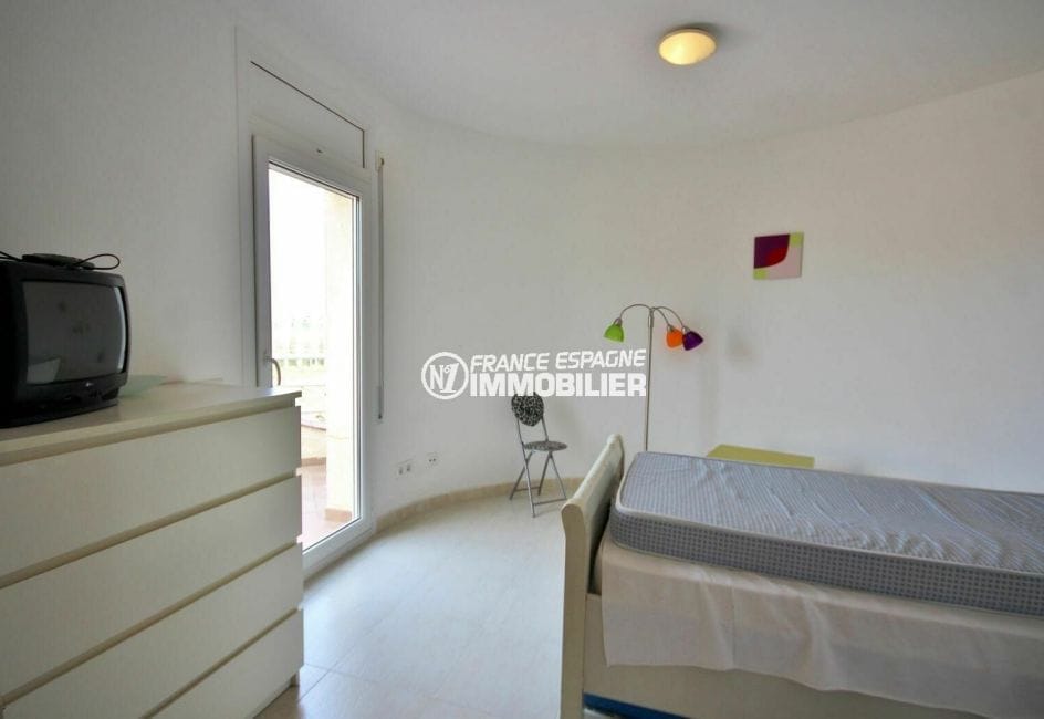 vente immobilier costa brava: villa 143 m², troisième chambre avec lit simple accès terrasse