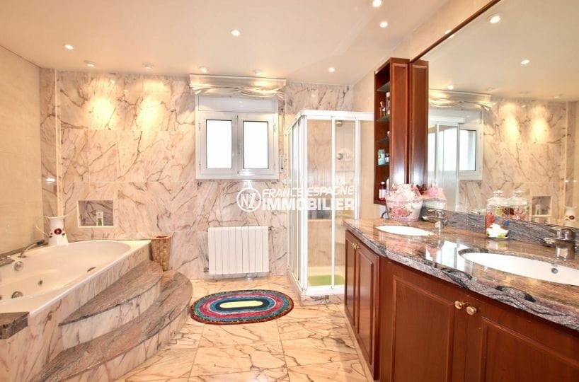 immobilier costa brava: villa 358 m², salle de bains avec baignoire d'hydromassage