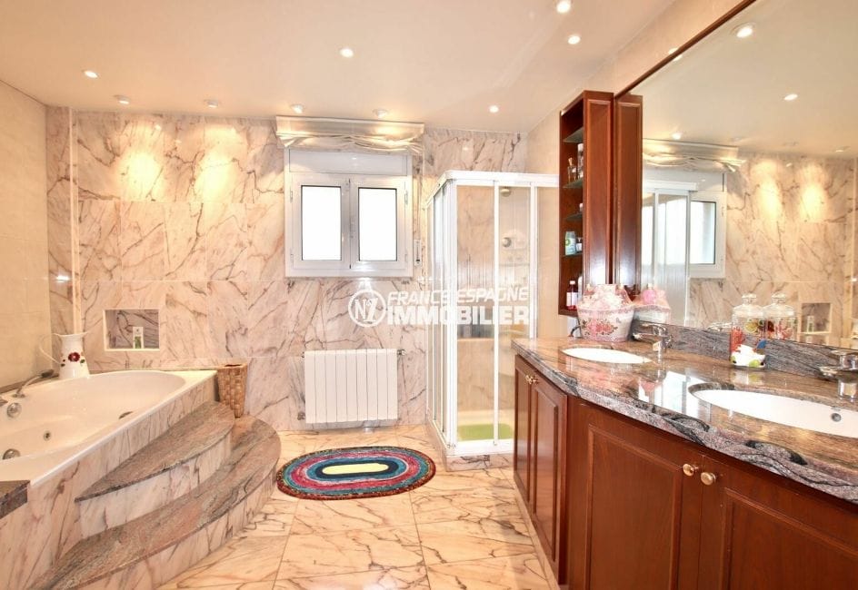 immobilier costa brava: villa 358 m², salle de bains avec baignoire d'hydromassage