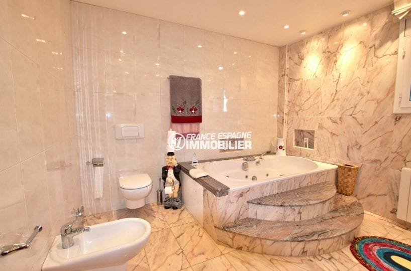 achat rosas: villa 358 m², salle de bains avec baignoire et bidet