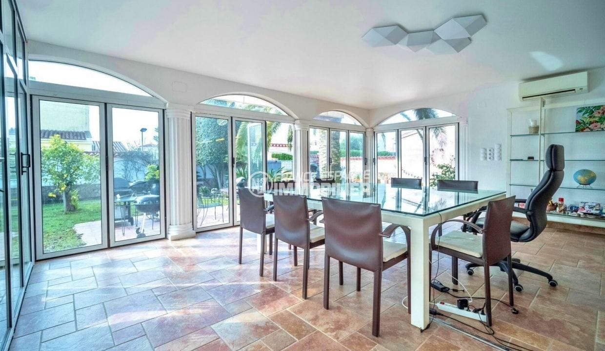 immobilier espagne costa brava: villa 376 m², terrasse véranda lumineuse espace repas