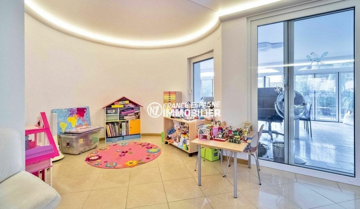 immo empuriabrava: villa terrain 609 m², espace de jeux enfants aménagé accès véranda