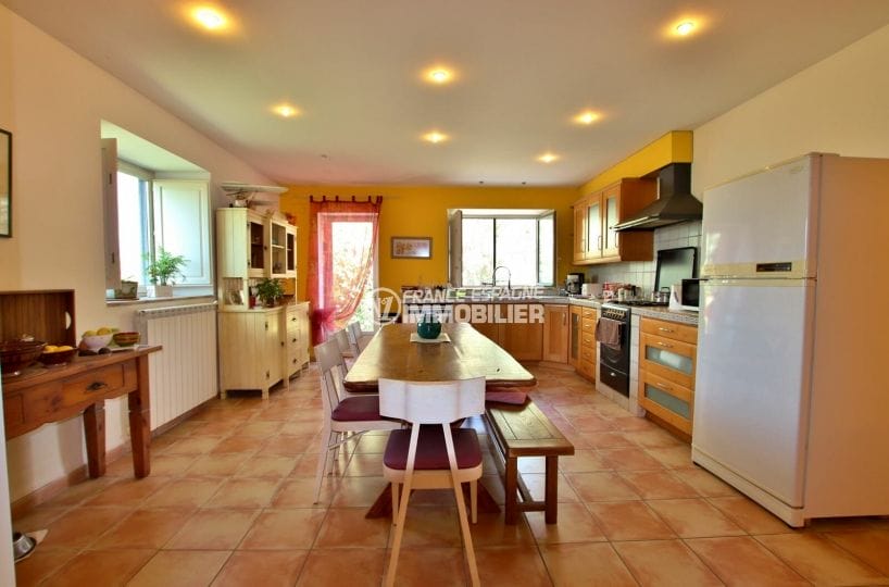 agence empuriabrava: villa 318 m², cuisine de 28 m² équipée et fonctionnelle avec grande table