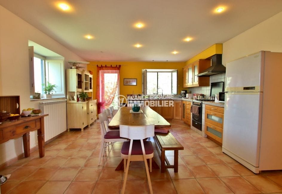 agence empuriabrava: villa 318 m², cuisine de 28 m² équipée et fonctionnelle avec grande table