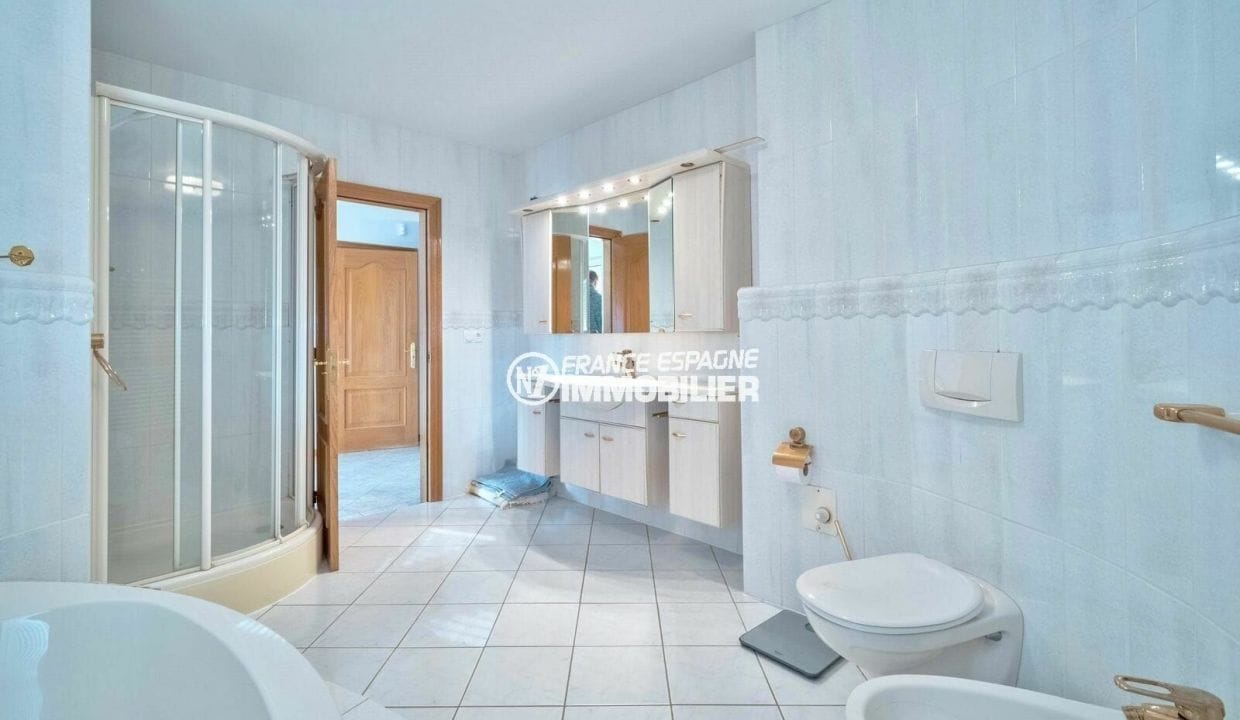 agences immobilières empuriabrava: villa 376 m², salle de bains avec douche, baignoire et wc