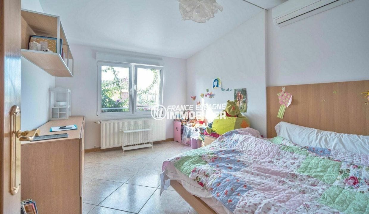 agence immobiliere costa brava espagne: villa empuriabrava, chambre 2 avec lit double 