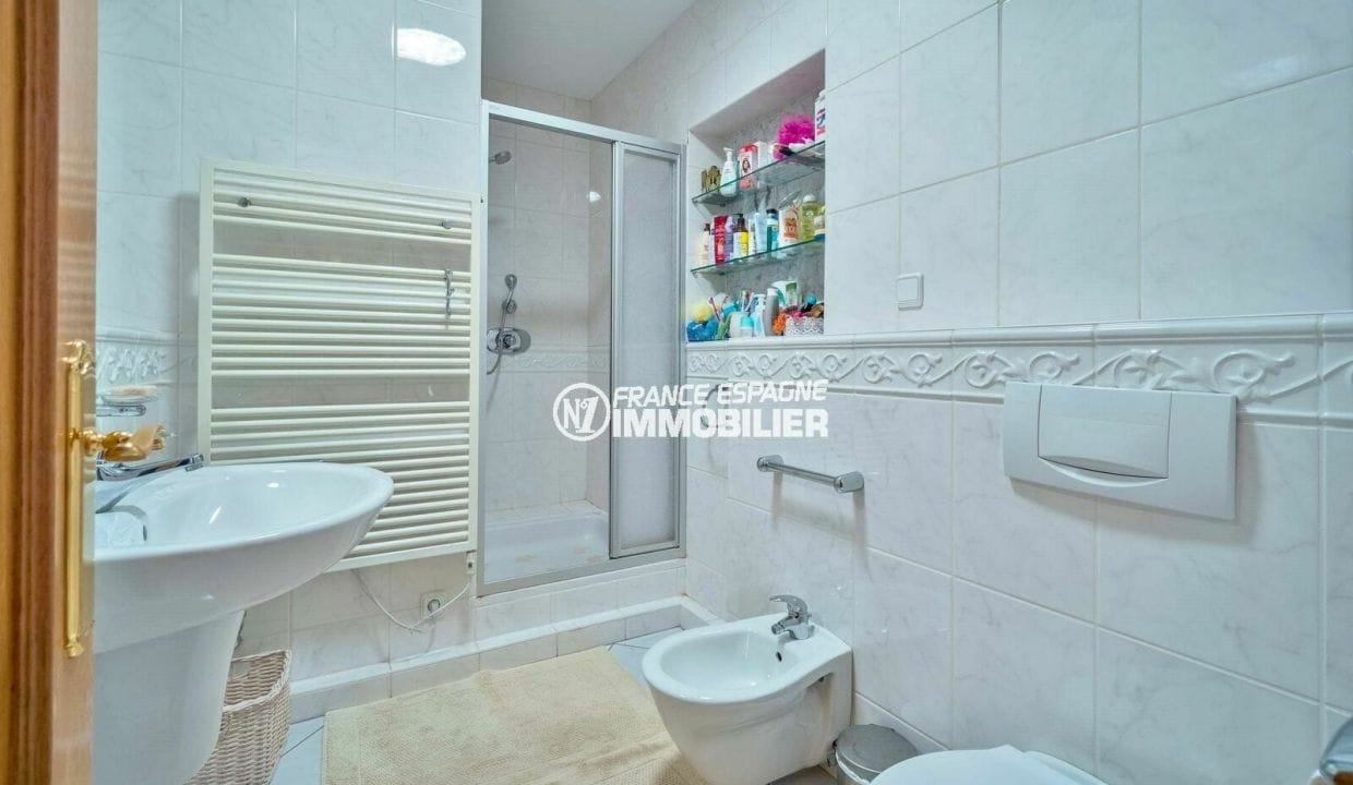 acheter maison costa brava, piscine, salle d'eau au 1er étage avec douche, lavabo et wc