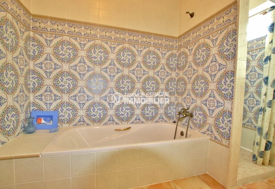 immo costa brava: villa 318 m², salle de bains avec baignoire et douche