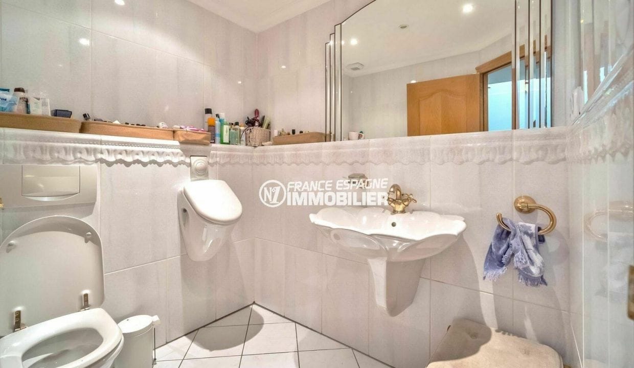 empuriabrava immobilier vente: villa 376 m², salle d'eau avec douche, lavabo et wc