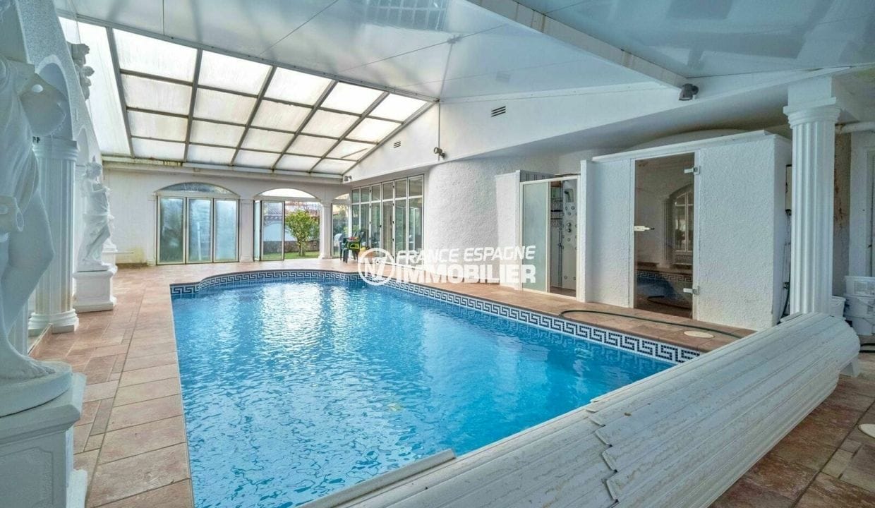 vente immobiliere costa brava: villa 376 m², piscine couverte avec sauna et douche, accès jardin