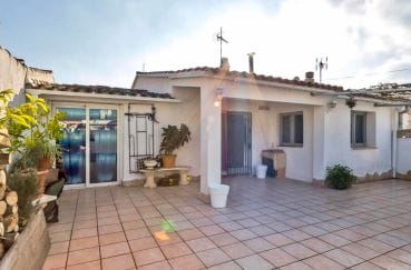 immobilier empuria brava: villa plain-pied avec garage, terrain piscinable, proche plage