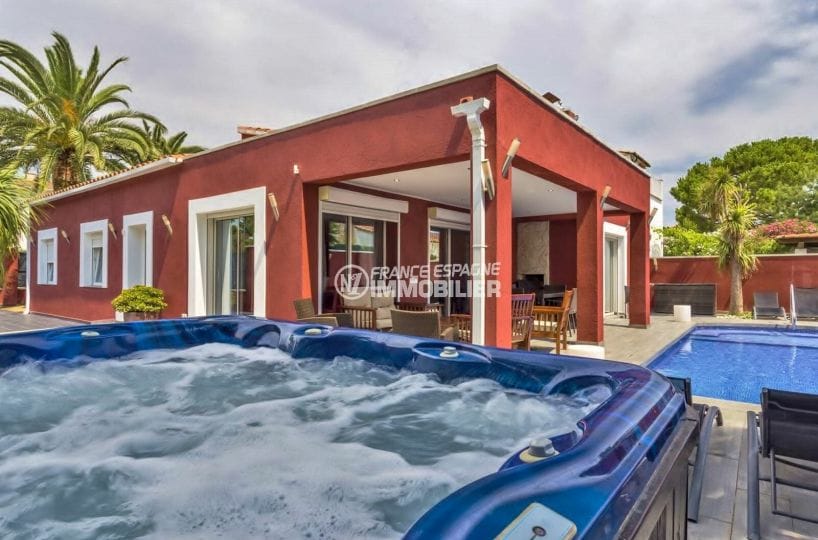 immobilier espagne: villa plain-pied avec piscine et jacuzzi, proche plage