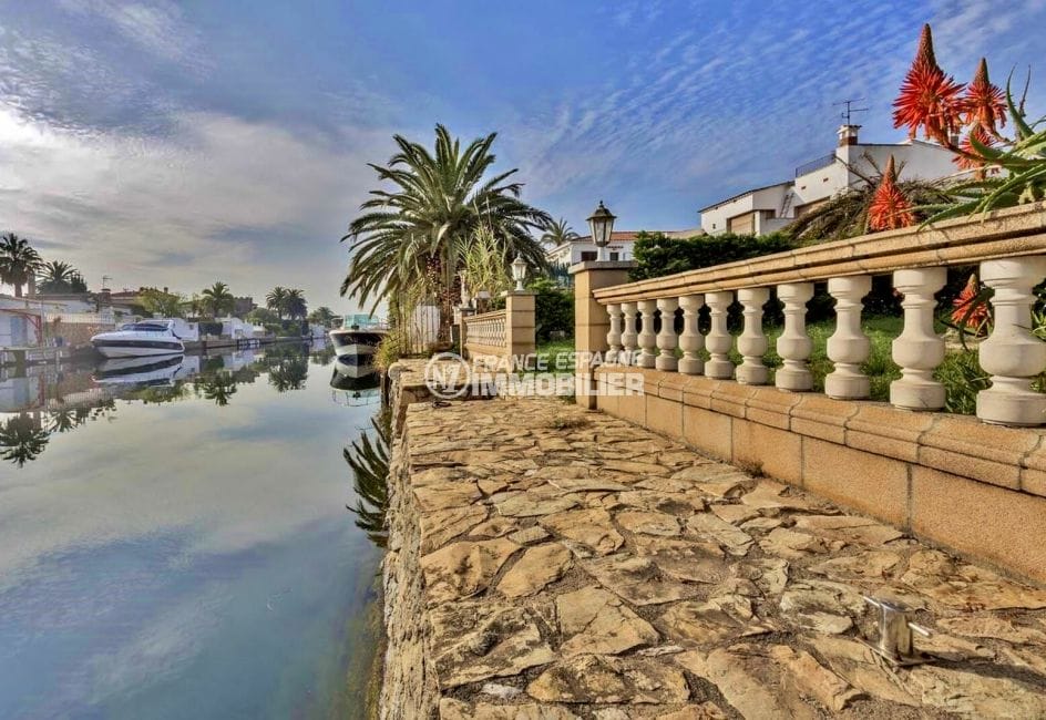 immobilier empuria brava: villa avec amarre sur grand canal, garage, proche plage