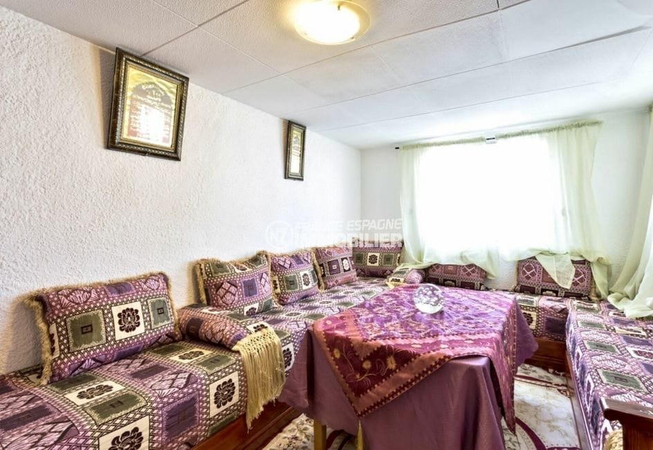 maison empuriabrava, proche plage, séjour avec un grand canapé et une table