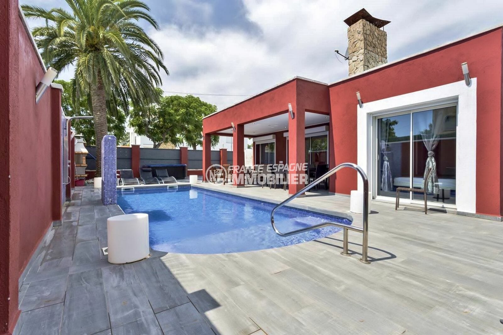 agence immobiliere costa brava: villa 149 m², aperçu piscine & jacuzzi terrasse accès salon