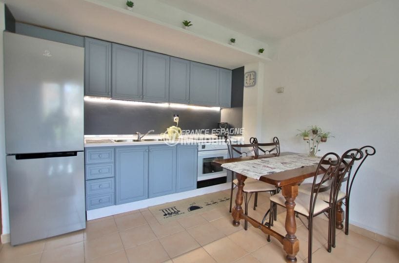 agence immobiliere costa brava: appartement 43 m², cuisine ouverte équipée avec rangements