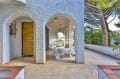 agence immobilière costa brava: villa 160 m², vue sur la porte d'entrée et la terrasse couverte
