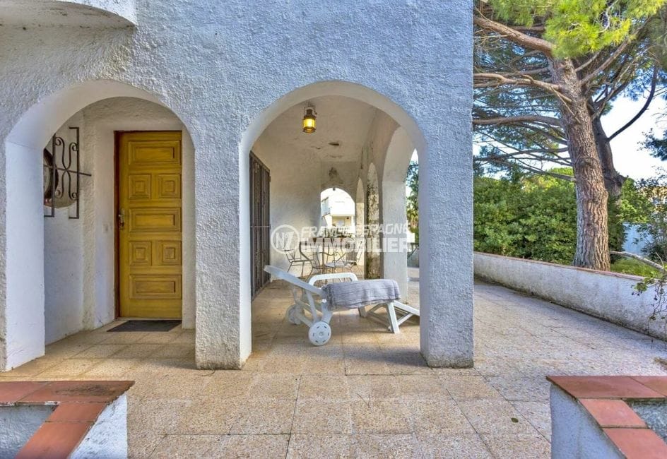 agence immobilière costa brava: villa 160 m², vue sur la porte d'entrée et la terrasse couverte