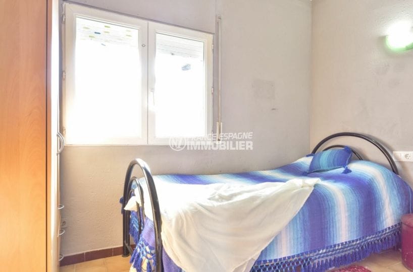 immo empuriabrava: villa 80 m², deuxième chambre avec un lit simple et rangements