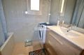 roses espagne: appartement 43 m², salle de bains avec baignoire, vasque et wc