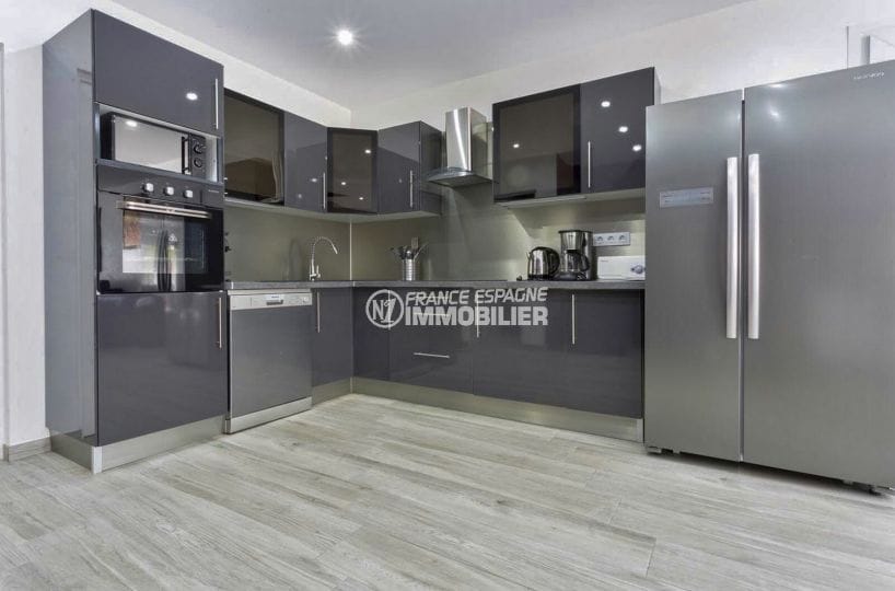 agence immobiliere francaise empuriabrava: villa 150 m², cuisine américaine équipée avec rangements