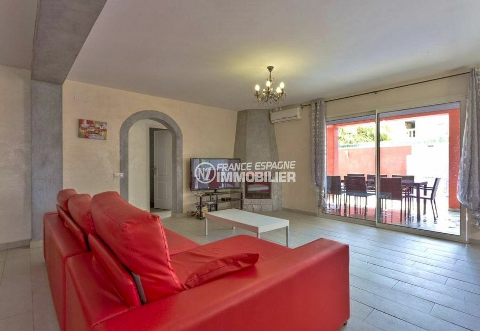 agence empuriabrava: villa 149 m², vue sur la terrasse coin repas depuis le salon