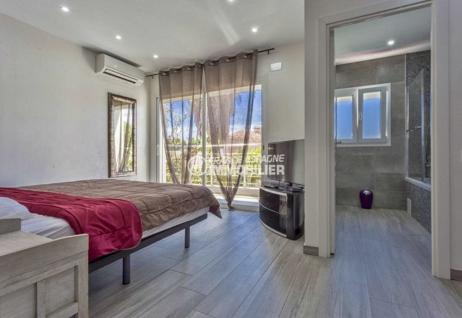 agence immobiliere costa brava espagne: villa 150 m², suite parentale avec balcon et salle de bains attenante