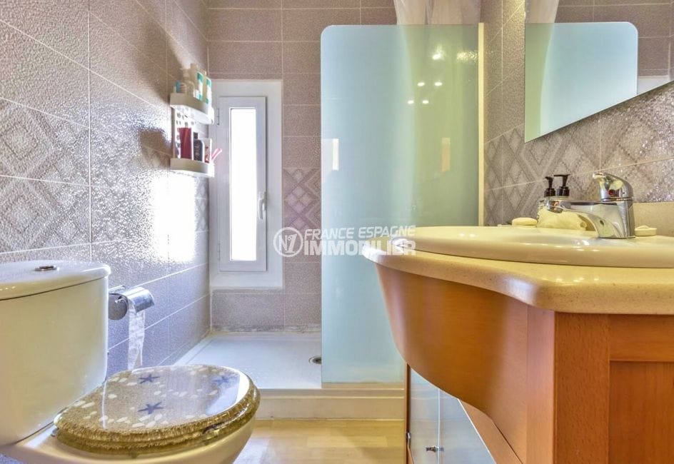 rosas immobilier: villa72 m², salle d'eau avec douche, meuble vasque et wc
