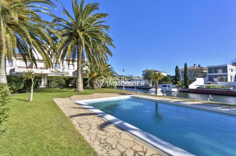 vente immobilière costa brava: appartement proche plage, vue sur la piscine communautaire