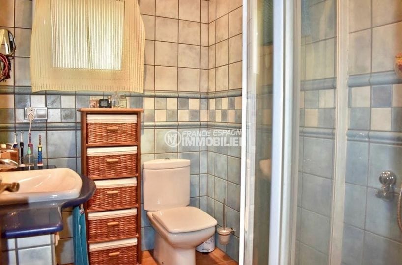 agence immobiliere francaise empuriabrava: villa 107 m², salle d'eau avec douche, lavabo et wc