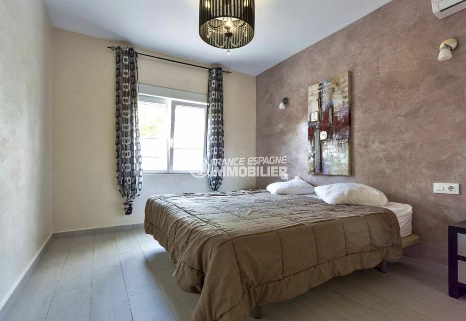agence immobiliere costa brava espagne: villa 149 m², chambre 3 avec lit double et rangements