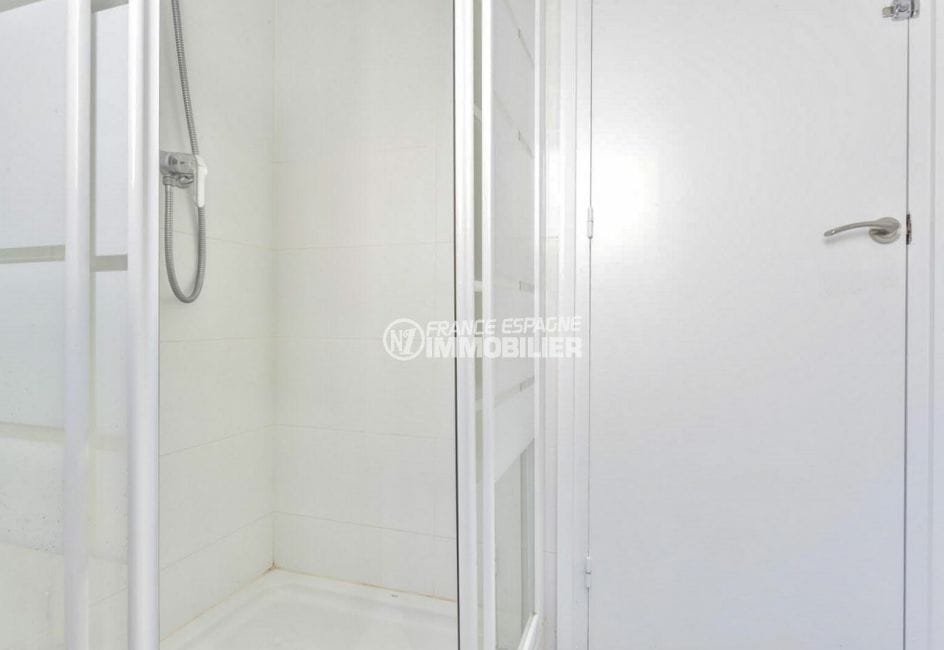 rosas immo: appartement avec cave, salle d'eau avec cabine de douche