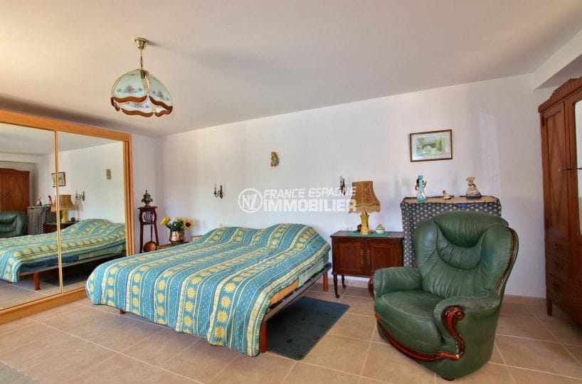 vente immobiliere espagne costa brava: villa ref.3930, première chambre avec lit double et vaste penderie intégrée