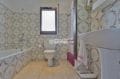 agences immobilières empuriabrava: villa 160 m², salle de bains avec baignoire, vasque et wc