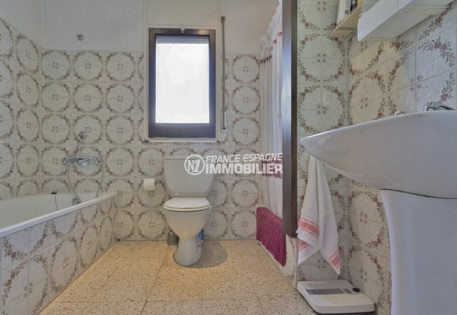 agences immobilières empuriabrava: villa 160 m², salle de bains avec baignoire, vasque et wc