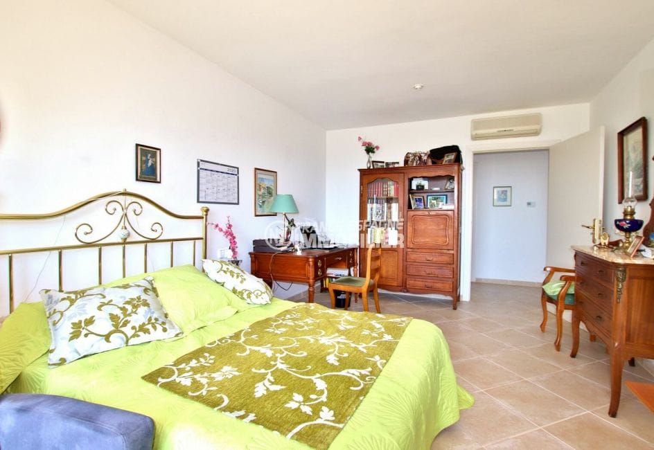 achat immobilier costa brava: villa 300 m² à palau - troisième chambre avec grand lit et bureau