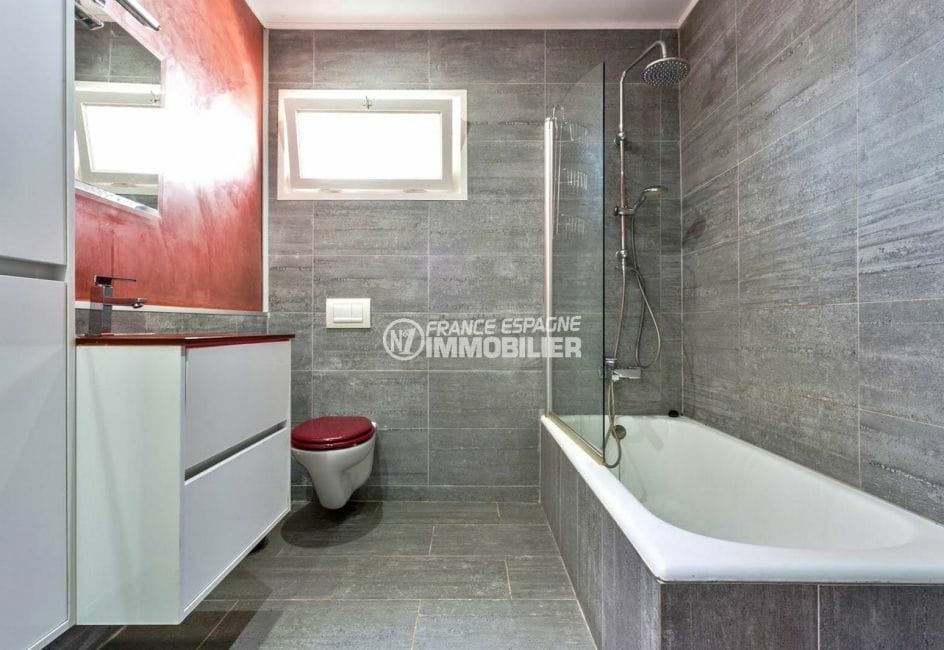 vente immobiliere costa brava: villa 149 m², salle de bains avec baignoire vasque et wc