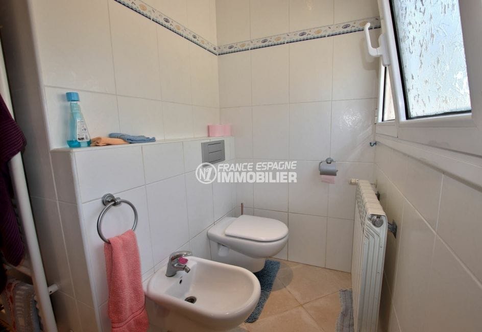 n1immobilier: villa ref.3930, première salle de bains avec bidet et toilettes