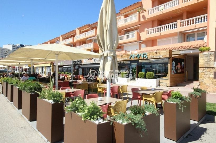 terrasses de restaurants près de la plage