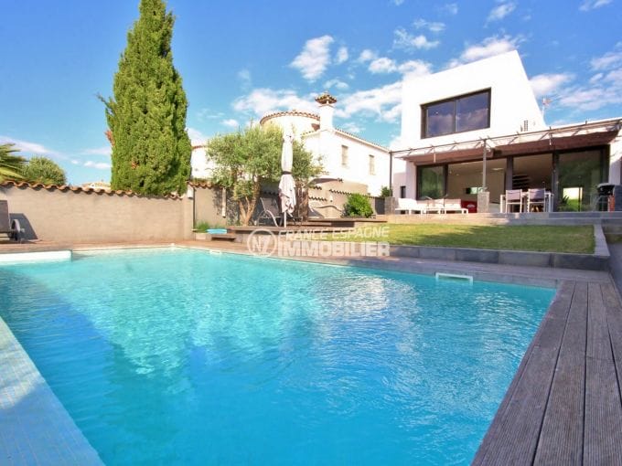 immobilier empuria brava: villa contemporaine avec piscine, garage et amarre, proche plage