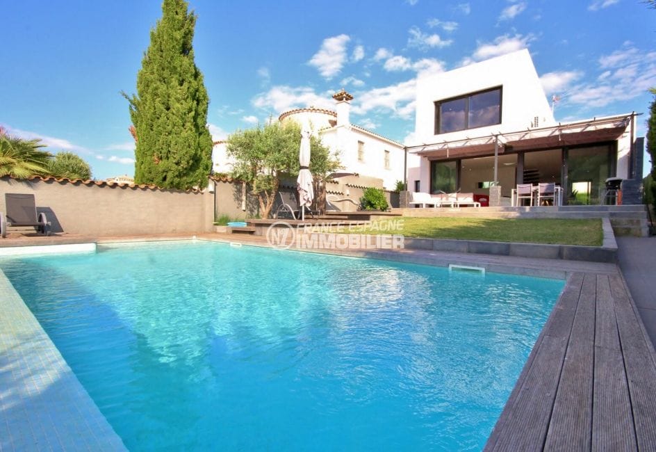 immobilier empuria brava: villa contemporaine avec piscine, garage et amarre, proche plage