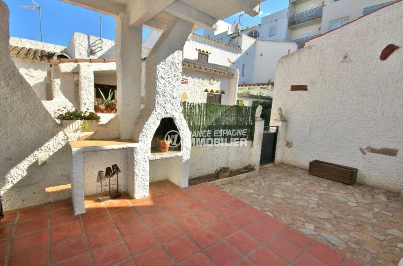 immo roses: villa 57 m², vue sur la porte d'entrée et première terrasse avec barbecue