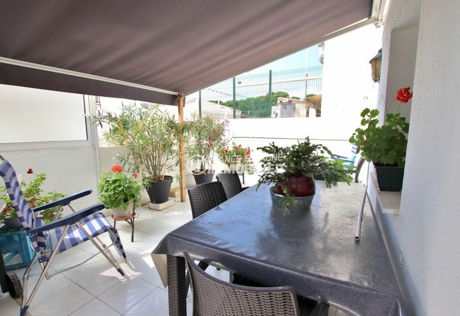 immobilier rosas: appartement 121 m², grande terrasse de 28 m² coin repas et détente