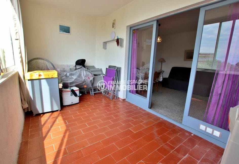 vente appartement rosas, proche plage, terrasse véranda de 9 m² accès au salon