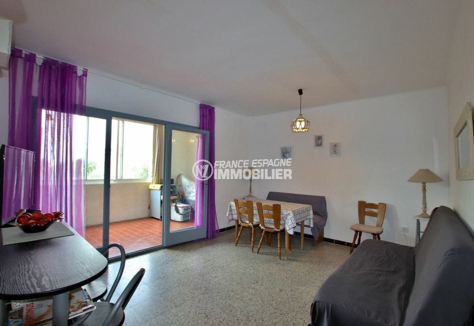 immo roses: appartement 54 m², salon / séjour avec cuisine ouverte accès terrasse véranda